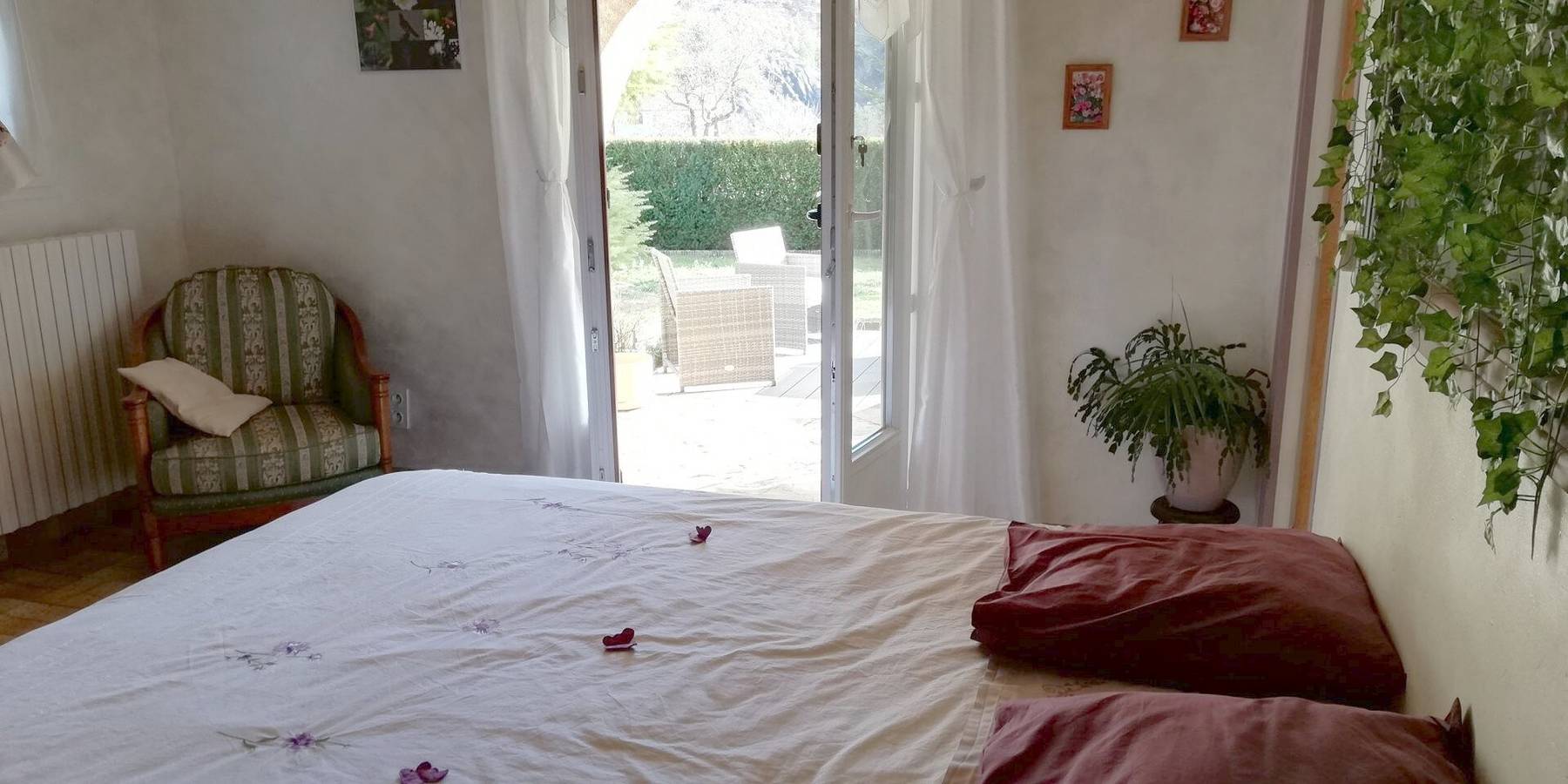 Gästezimmer „La Grande Calade“ mit Bergblick, Terrasse und Wlan in Lagrand, Gap und Umgebung