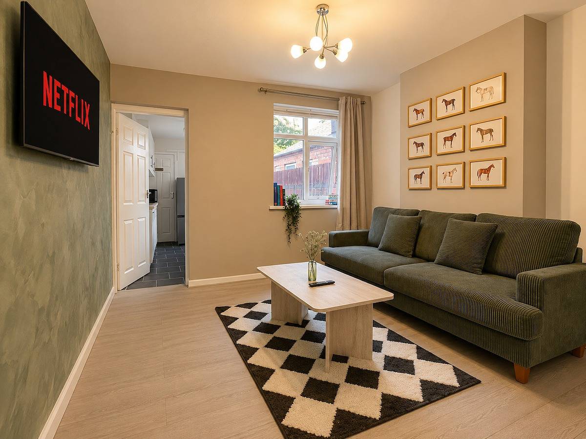 Perfect Booking | 2 Bed Home w/ Street Parking in Coventry, Birmingham Area