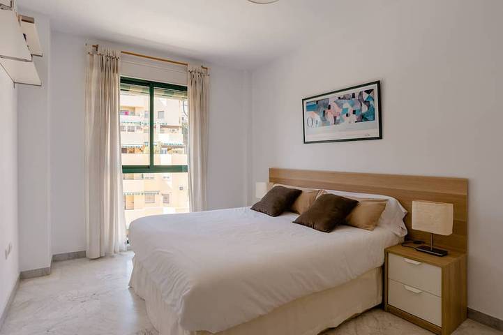 Appartamento intero, Apt. 2 camere nel Bajondillo con piscina, paddle A / C e WiFi: spiaggia a 75 m. in Playa El Bajondillo, Torremolinos