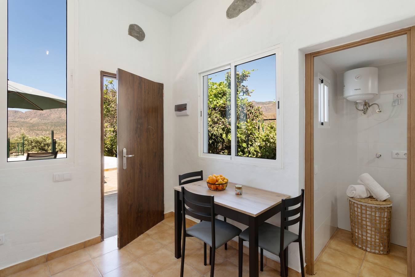 Appartamento intero, Casa vacanze 'Casa 4' con vista montagna, Wi-Fi e aria condizionata in El Morisco, San Bartolomé de Tirajana