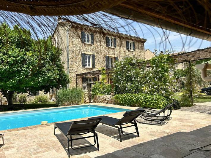 Location de vacances pour 8 personnes, avec jardin ainsi que vue et piscine à Villes-sur-Auzon