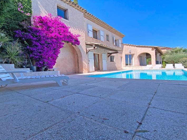 Location de vacances pour 8 personnes, avec piscine ainsi que terrasse et jardin, animaux acceptés dans Golf Bluegreen Sainte-Maxime - 3