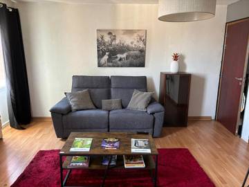 Gîte pour 2 personnes, avec piscine ainsi que balcon et vue à Montluçon