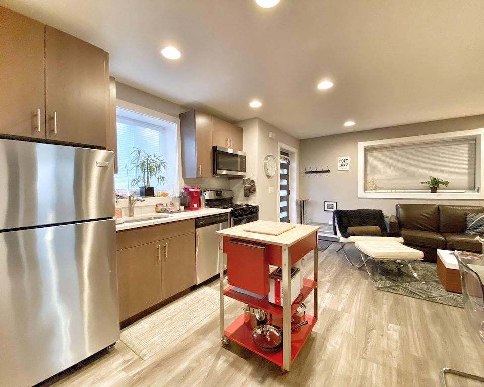 Ganze Wohnung, Luxuriöse private Wohnung - voll ausgestattete Küche, Wäscheservice, Schlafmöglichkeiten für 4, Prime Location! in Portland, Multnomah County