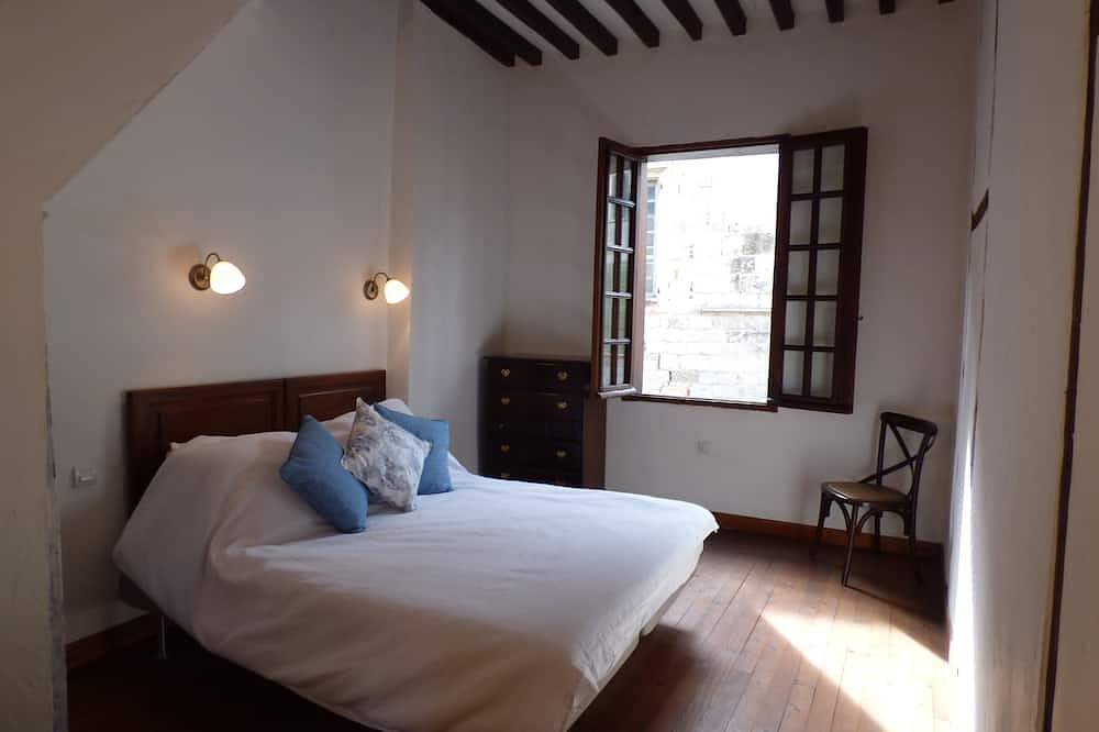 Maison de ville médiévale au coeur du village avec piscine privée, terrasse et cour paisible in Saint-Antonin-Noble-Val, Tarn-et-Garonne