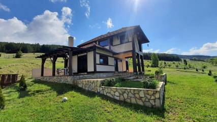Cottage pour 4 personnes, avec piscine ainsi que vue et jardin à Kosjerić