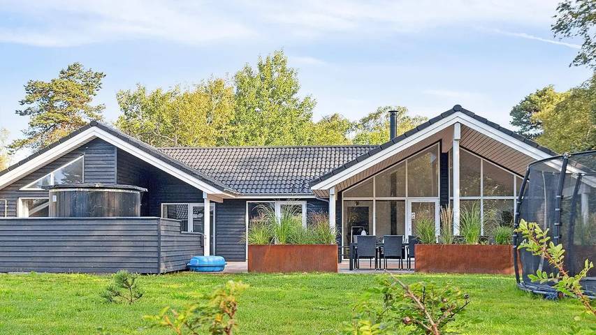 Feriehus for 15 personer, badebasseng og jacuzzi i tillegg til sauna og terrasse i Marielyst