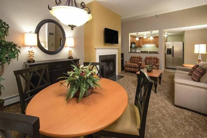 Vacation rental for 6 people, with pool and hot tub in West Windsor