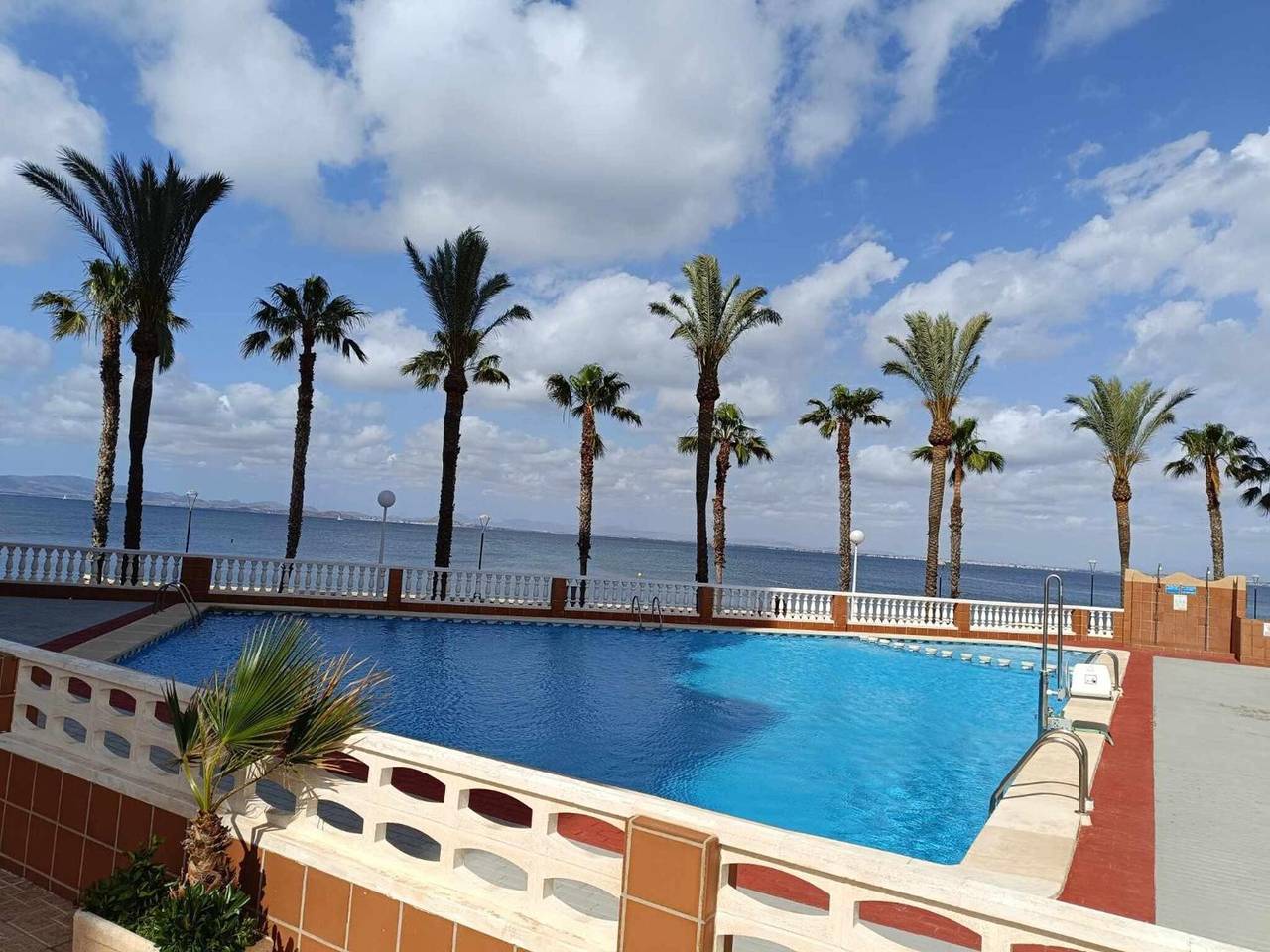 Apartamento inteiro, Apartamento 'Galantos Gemelas' com Vista Mar, Wi-Fi e Ar Condicionado in Los Miradores del Puerto, San Javier