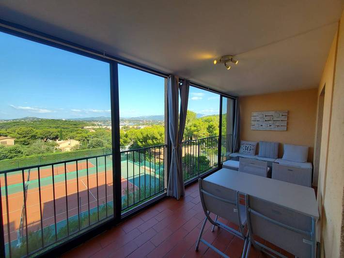 Apartamento vacacional entero, Amplio apartamento, 3 habitaciones, muy buena ropa de cama, residencia con piscina en Pin Rolland in Saint-Mandrier-sur-Mer, Costa mediterránea (Francia)