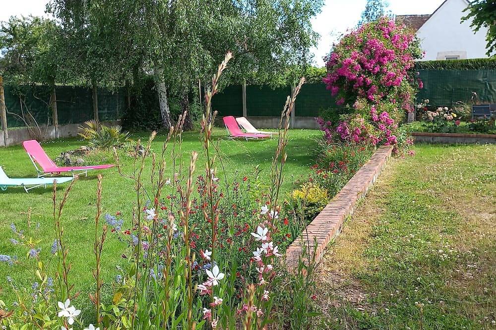 Comfortable renovated family home on wooded grounds & private parking in Boulleret, Región de Bourges