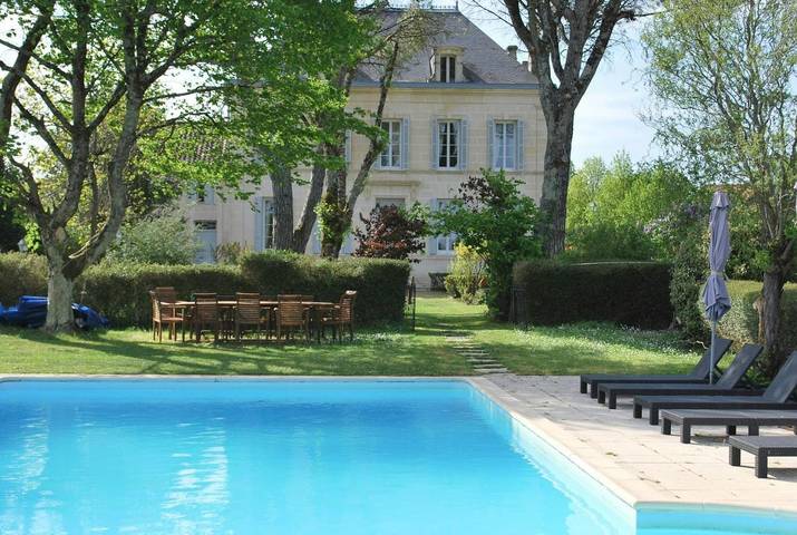 Location de vacances pour 15 personnes, avec piscine ainsi que terrasse et jardin à Épargnes