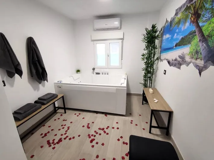 Apartamento de vacaciones para 4 personas, con balcón además de jacuzzi y jardín - 1