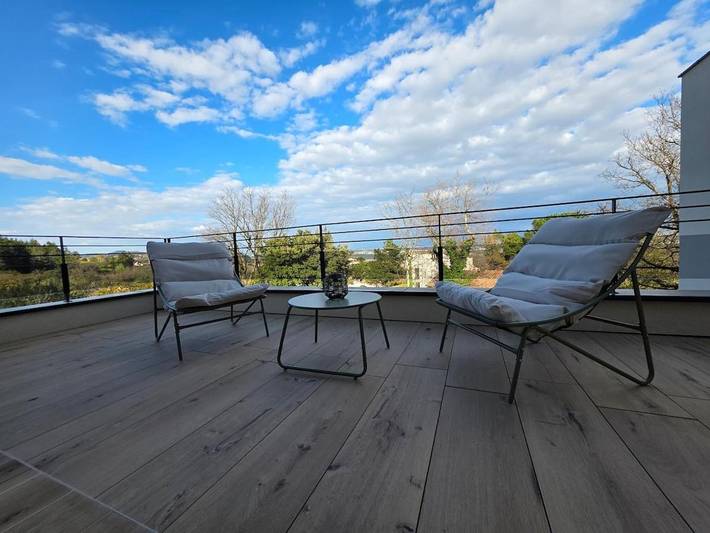 Gîte pour 2 personnes, avec vue ainsi que terrasse et piscine à Saint-Georges-les-Bains