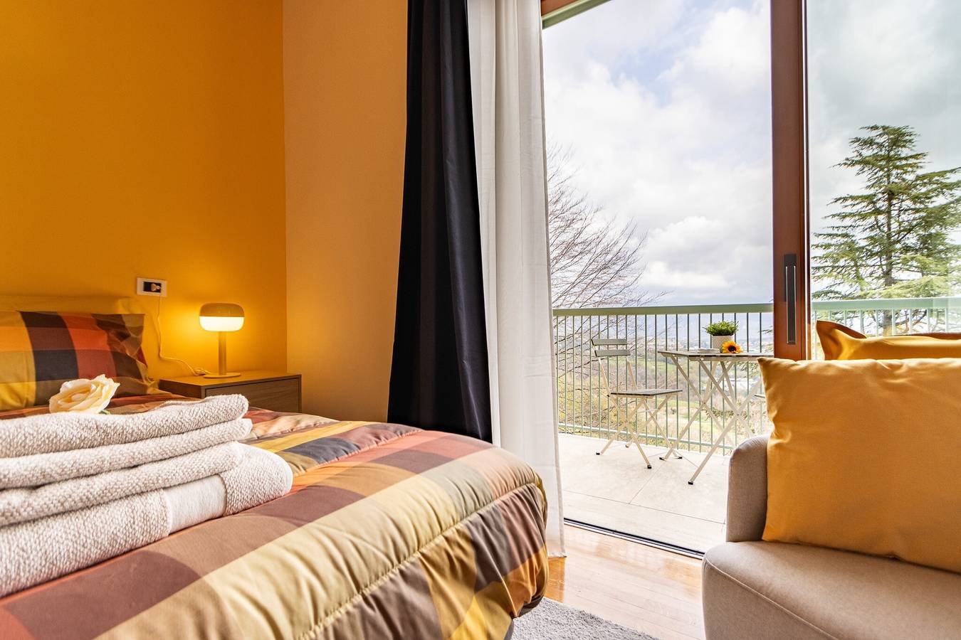 Chambre « Miel » avec vue montagne, terrasse partagée et Wi-Fi in Montevecchia, Brianza