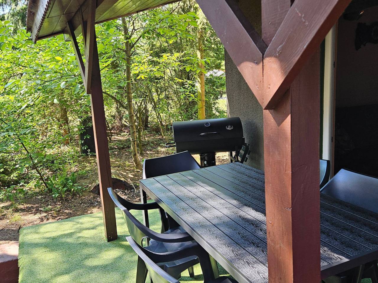 Freistehendes Haus mit eingezäuntem Grundstück an einer Lagune in Region Lodz