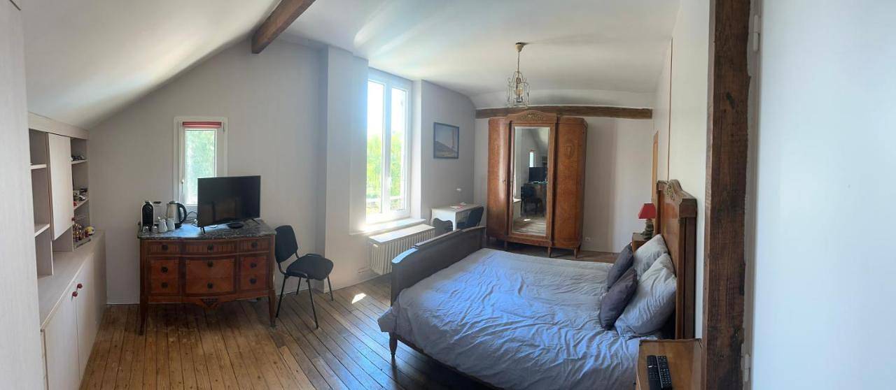 Appartement de vacances entier, Deluxe Room (2 Adults + 1 Child) in Melun, Seine-et-Marne
