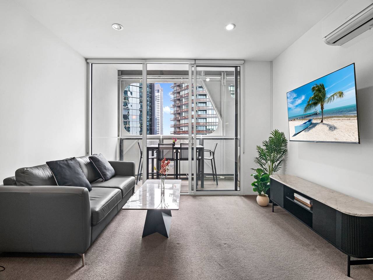 Entire apartment, Modern 1 Bed Apartment with City Views in Docklands, Melbourne