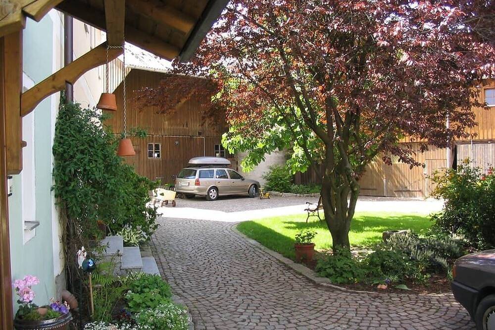 Ganze Wohnung, Gemütliche Ferienwohnung mit möblierter Terrasse und Zugang zum Garten in Plößberg, Ostbayern