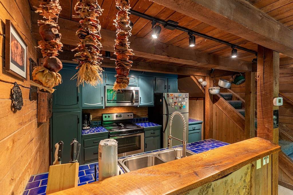 The Dog House - Romantic, Hot Tub, Creekside, Firepit Perfect couples getaway! in Blue Ridge Parkway, Watauga County