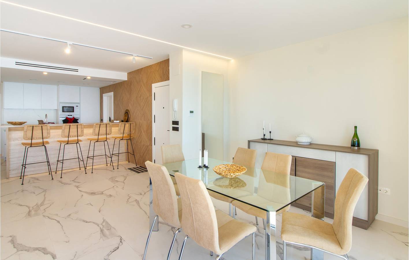 Entire holiday apartment, Beachside Retreat: 161m² with AC, Terrace & WiFi in Santiago Bernabeu, Santa Pola