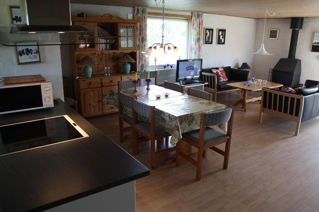 Auf grosser Rasengrundstück liegt dieser teilwiese renoviertes Ferienhaus. in Blavand, Región de Varde