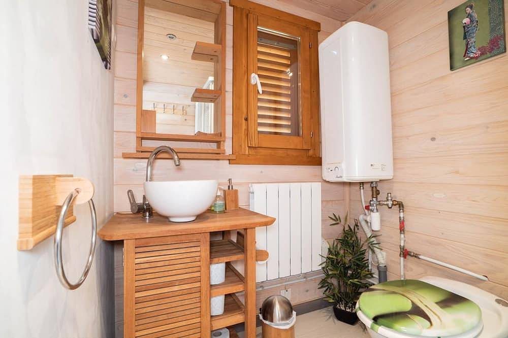 Chalet Dolce Vita (2 personnes) Acces A L'Espace Welness avec piscine , jacuzzi , sauna , hammam possible en supplément sur réservation selon disponibilités 2 heures. A Reserver Sur Le Site lagrangeaucorps.com. in Gussignies, Avesnes-sur-Helpe