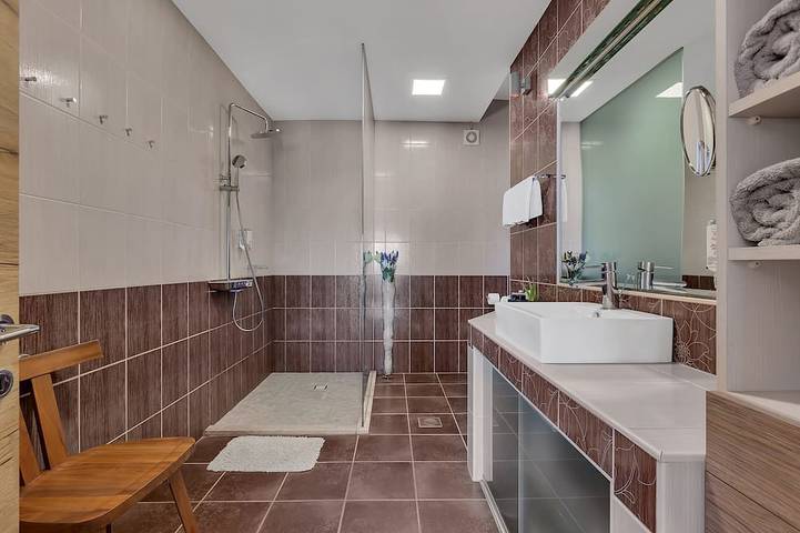 Casa con piscina climatizada, terraza, vista al mar, mini golf u. Zona de juegos infantil in Makarska, Rivera de Makarska