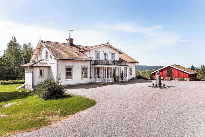 Hus för 20 Personer, med trädgård samt balkong och bastu i Ludvika
