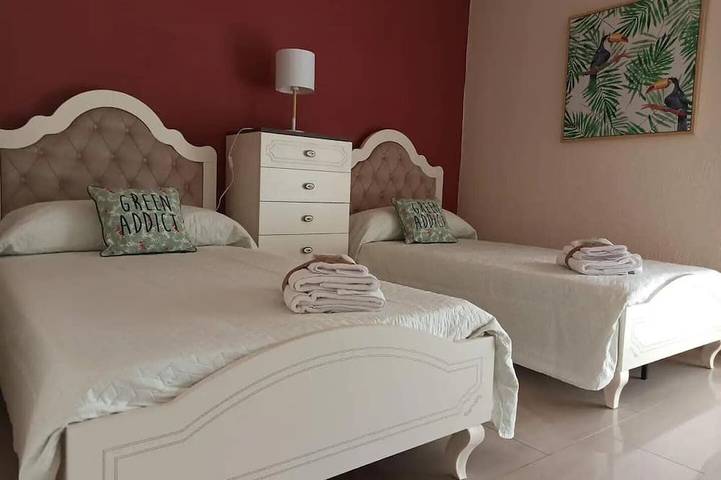 Villa Sitges Sol  15 minutes drive from Sitges. A/C. Xxl swimming pool. 12 p. in Sitges, Garraf