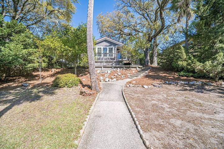 Vacation rental for 8 people, with yard and balcony in Folly Beach