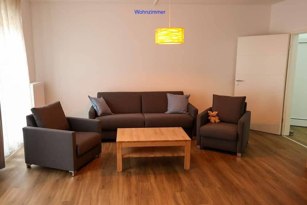 Ganze Wohnung, Freundliche Ferienwohnung in Citylage mit Terrasse und Parkplatz in Tollensesee, Neubrandenburg