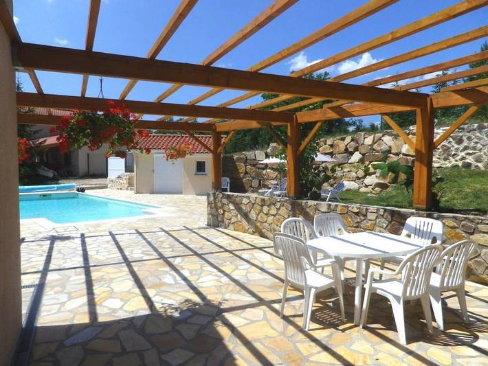 Chambre d’hôte pour 4 personnes, avec Terrasse et Jardin ainsi que Piscine et Vue