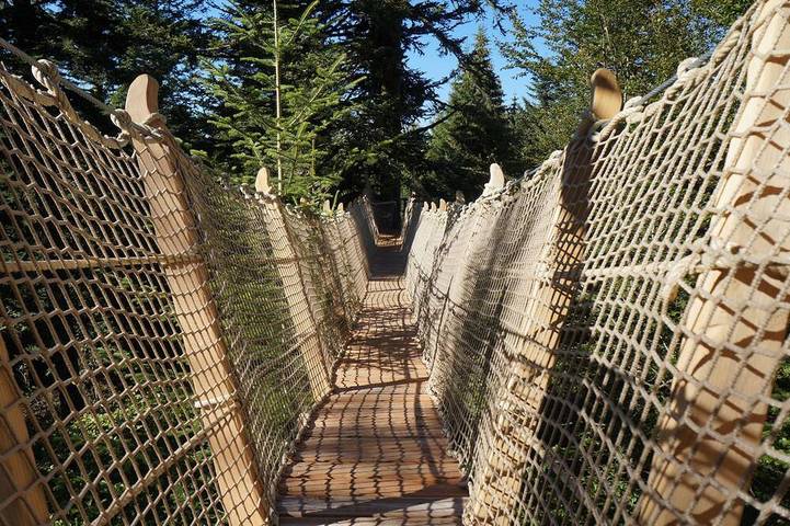 Nis de Bisou tree house in La Tour-d'Auvergne, Volcans d'Auvergne Regional Nature Park