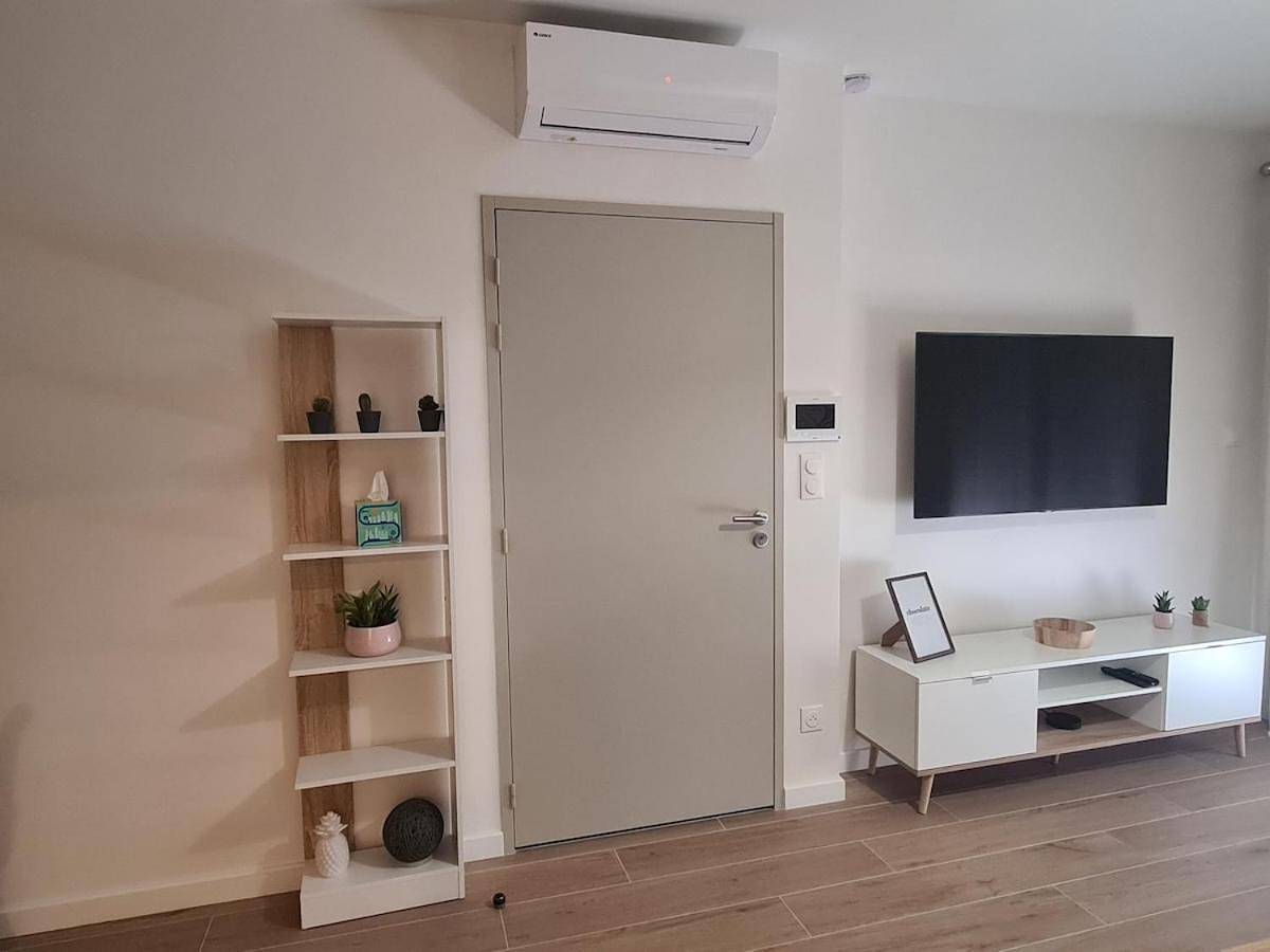 Appartement entier, One-Bedroom Apartment in Aimargues, Côte méditerranéenne (France)