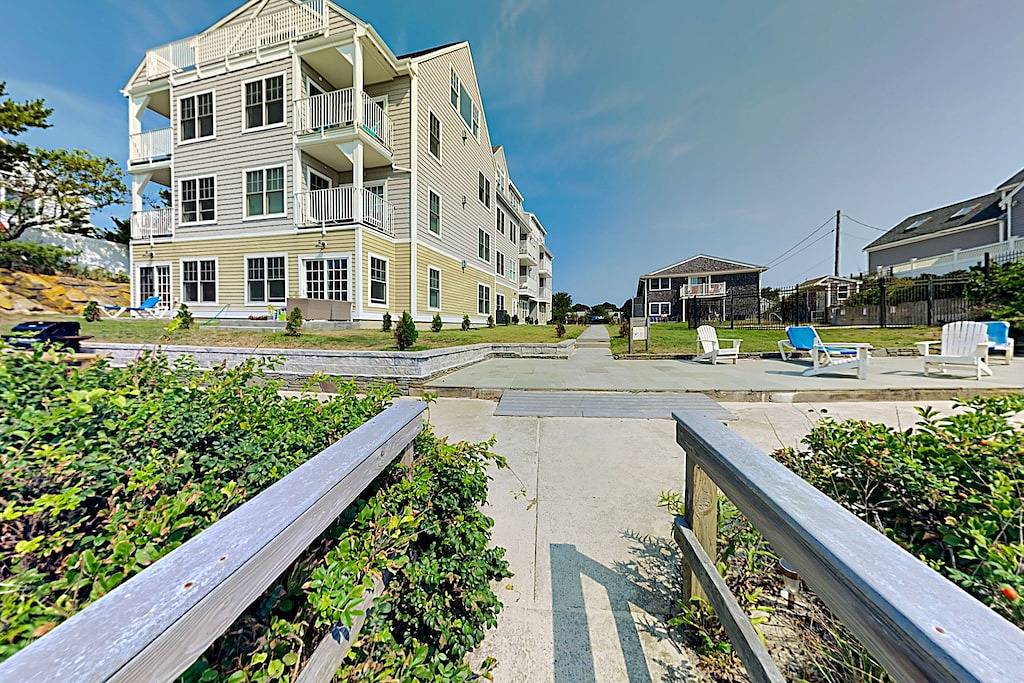 Ganze Wohnung, Sleek, modern home with central Ac - steps to private beach & near trail in Dennis Port, Dennis