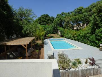 Cottage pour 2 personnes, avec jardin et piscine ainsi que terrasse et vue à Sussargues