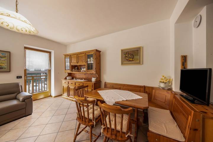 Entire apartment, Holiday Apartment "Viola" with 2 Balconies & Mountain View in Molina di Fiemme, Castello-Molina di Fiemme