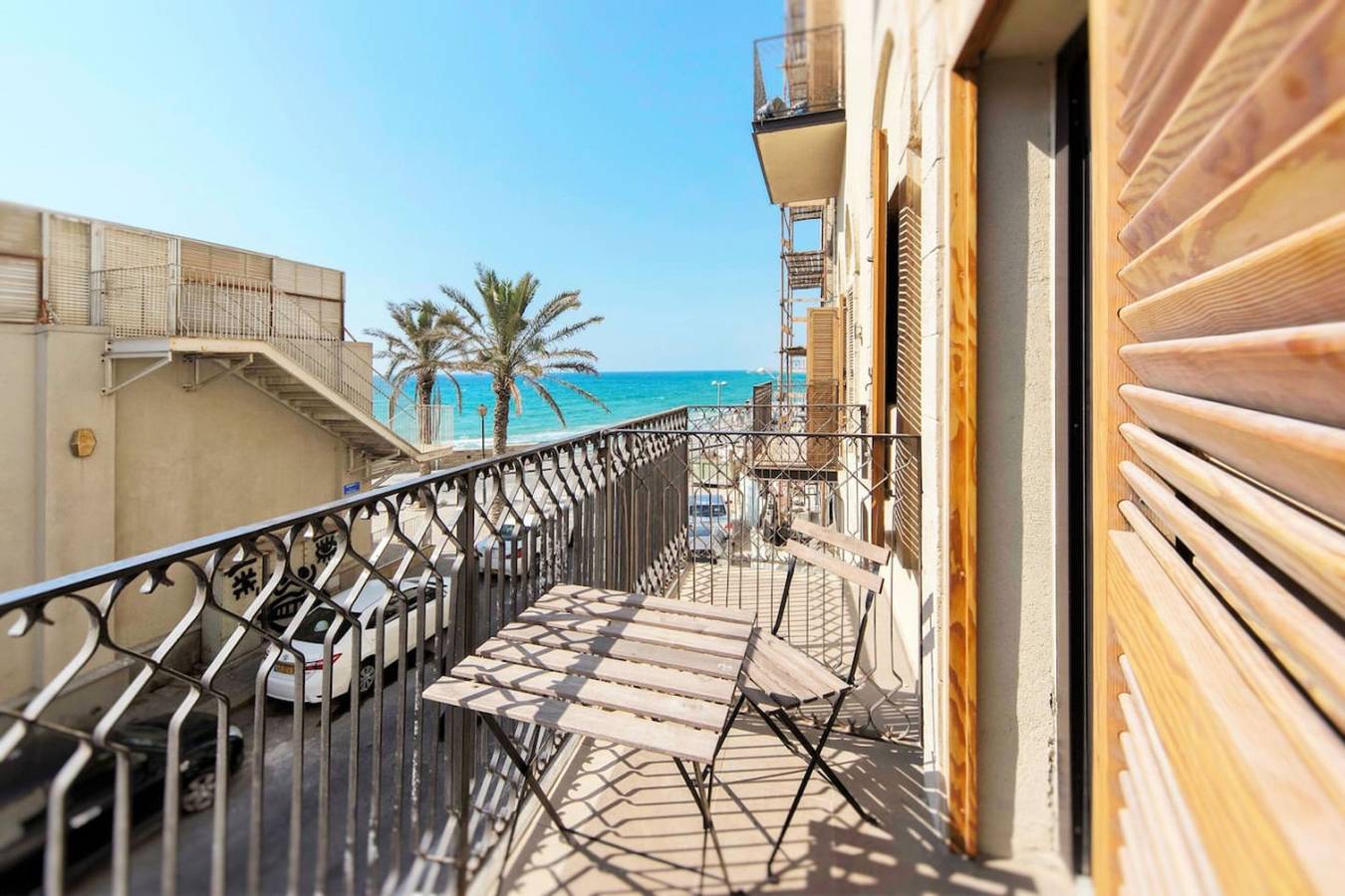Ganze Wohnung, Seaside Escape with Blissful Balcony & Mamad in Tel Aviv, Bezirk Tel Aviv