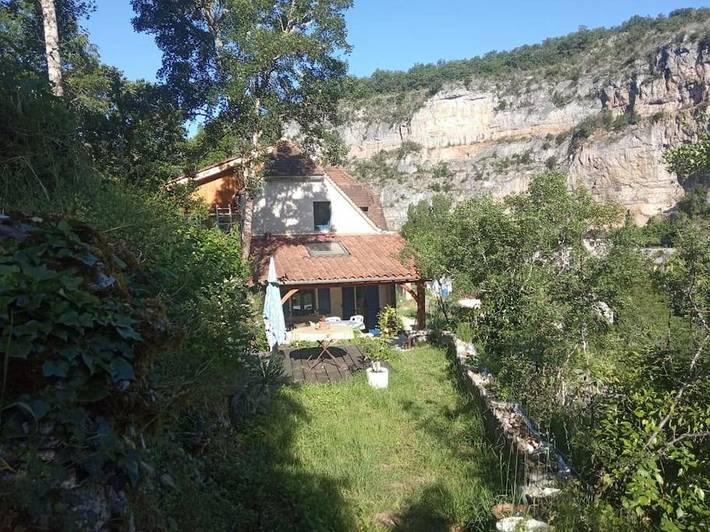 Location de vacances pour 3 personnes, avec Balcon et Terrasse ainsi que Jardin et Vue à Cabrerets