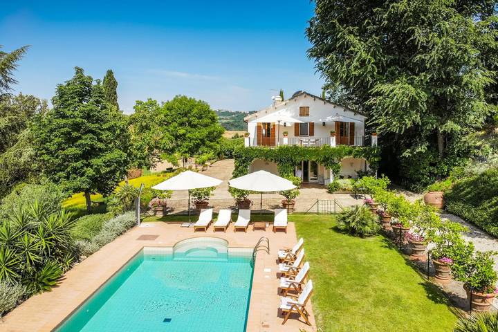 Glamping per 13 persone, con terrazza e piscina nonché giardino nelle Marche