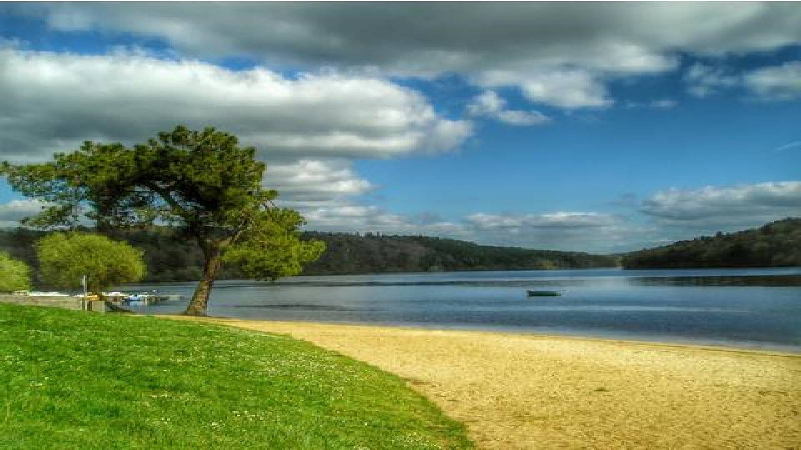Lake Cottage in Caurel, Région de Guingamp