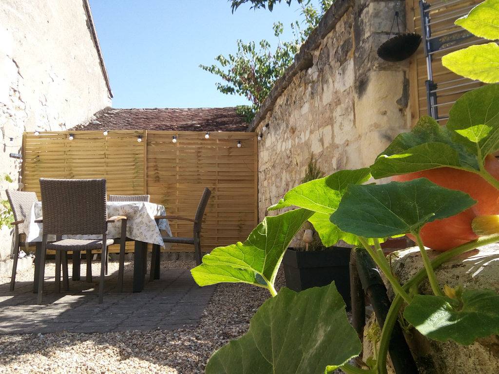 Mini Tribu de Beauval jolie cour, parking in Saint-Aignan, Région de Romorantin-Lanthenay