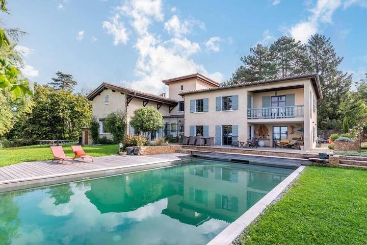 Location de vacances pour 12 personnes, avec jardin ainsi que piscine et balcon à Limonest