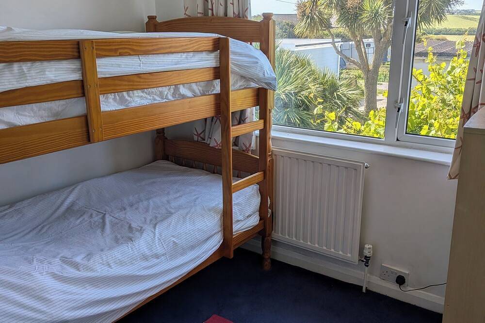 Starfish Cottage - Crantock Beach North Cornwall sleeps 8, parking for 2 cars in Crantock, Cornwall