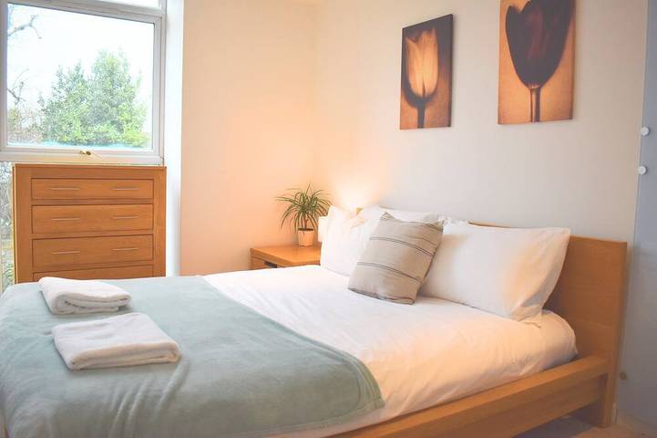 Entire apartment, Chichester City Centre Apartment, Sleeps 4, family friendly. in Chichester, West Sussex
