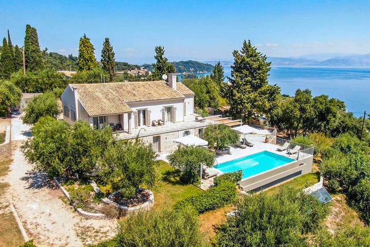Διαμερίσματα διακοπών για 10 άτομα, με Μπαλκόνι και Ταράτσα καθώς και Πισίνα στο Πέραμα