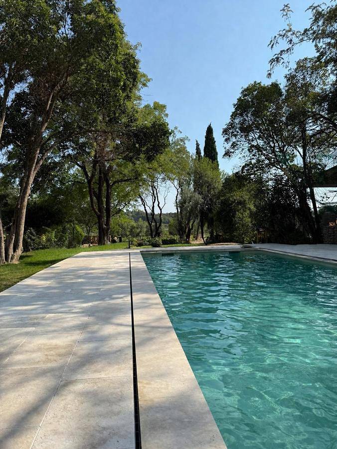 Gîte pour 4 personnes, avec jardin ainsi que piscine et vue, adapté aux familles à Domazan