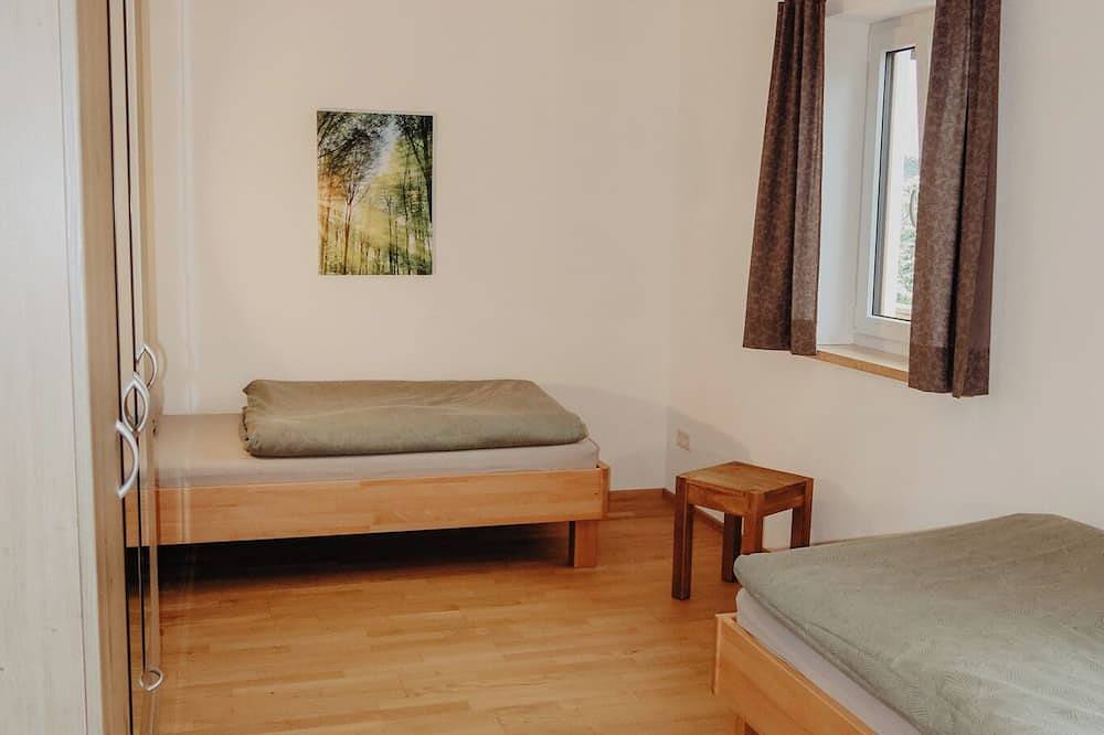 Ganze Wohnung, Ferienwohnung mit wundervollem Alpenpanorama und großzügigem Balkon in Rohrdorf, Chiemgauer Alpen