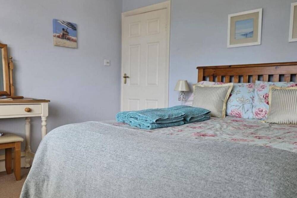 Charming 3- Bedroom Home in Worthing - Pet Friendly w/Private Garden & Parking in Goring-by-Sea, Worthing